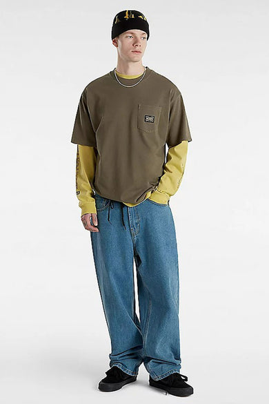 T-shirt brun à manches courtes de Vans, avec des manches jaunes longues en dessous, porté avec une beanie noire.