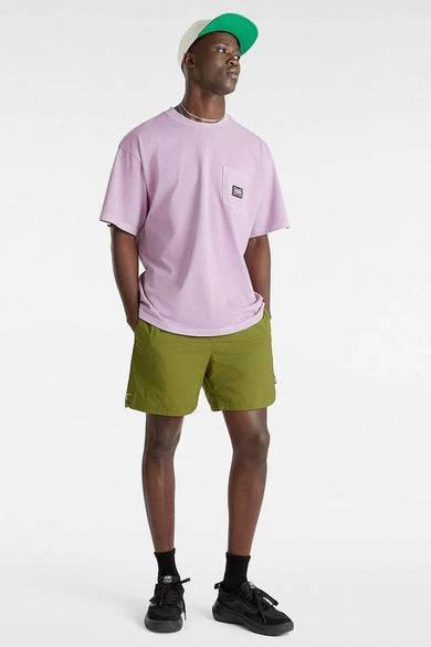 T-shirt par ble à manches courtes de VANS "OFF THE WALL", avec une poche devant et porté avec des shorts olive et des baskets noires.