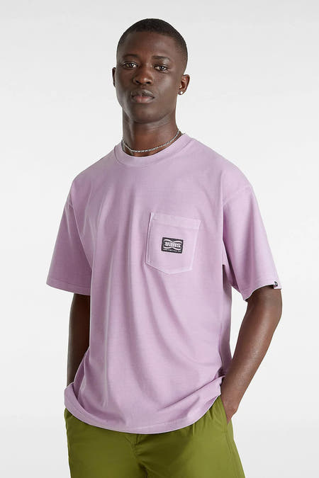 T-shirt par ble à manches courtes de VANS "OFF THE WALL", avec poche devant et porté avec une chaîne argentée et un pantalon vert.