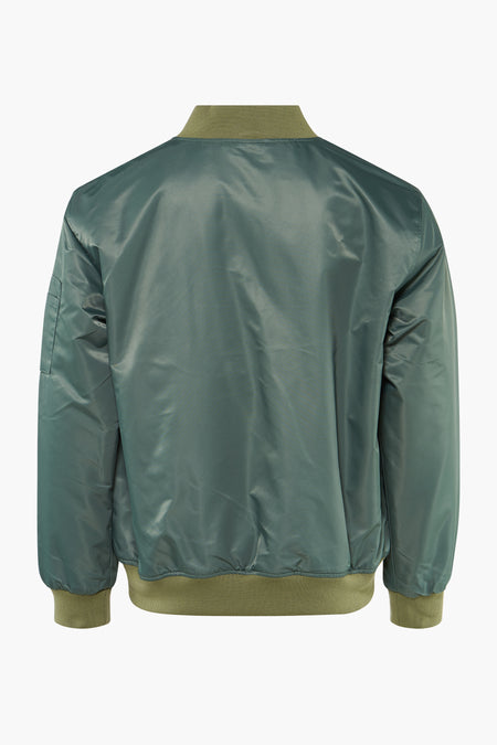 Blouson bomber vert VANS "OFF THE WALL" avec tissu brillant, bords côtelés vert olive et poche sur la manche, vue arrière.