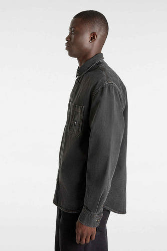 Blouson en denim gris foncé à manches longues de VANS "OFF THE WALL", avec une poche poitrine et un fermeture boutons, en vue latérale.