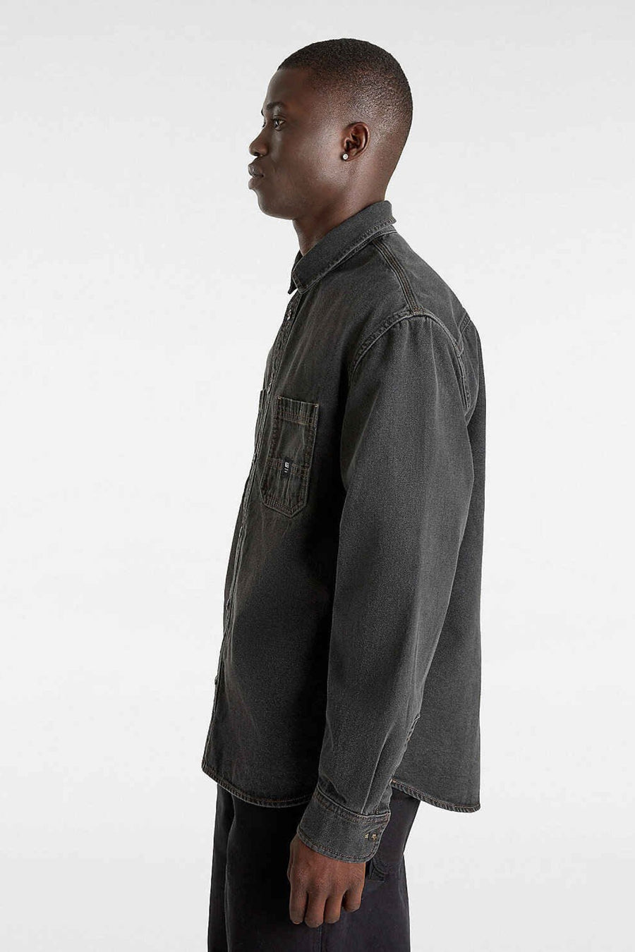 Blouson en denim gris foncé à manches longues de VANS "OFF THE WALL", avec une poche poitrine et un fermeture boutons, en vue latérale.