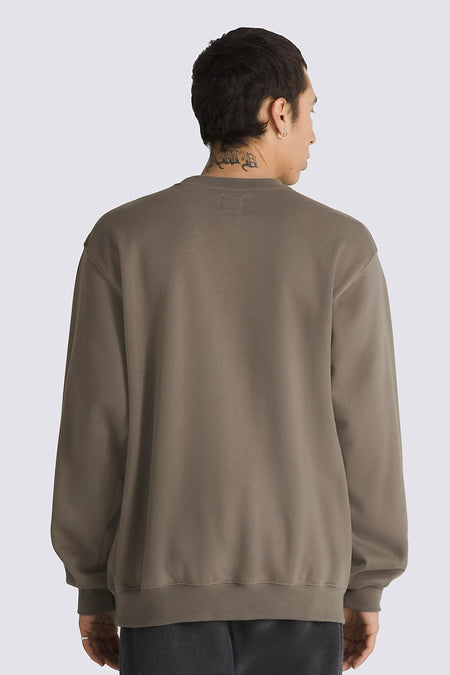 Gilet brun avec col rond de Vans, dos avec un petit tatouage sur la nuque et une boucle d'oreille dorée.