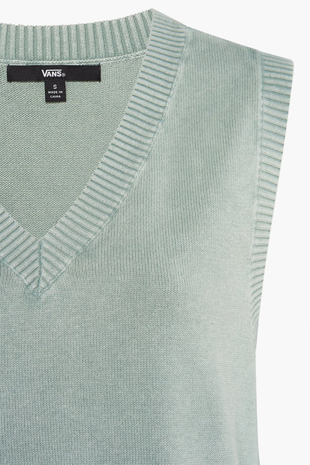 Mintgroene pull met V-hals van VANS, met ribgebreide boorden en fijne breistof, close-up.