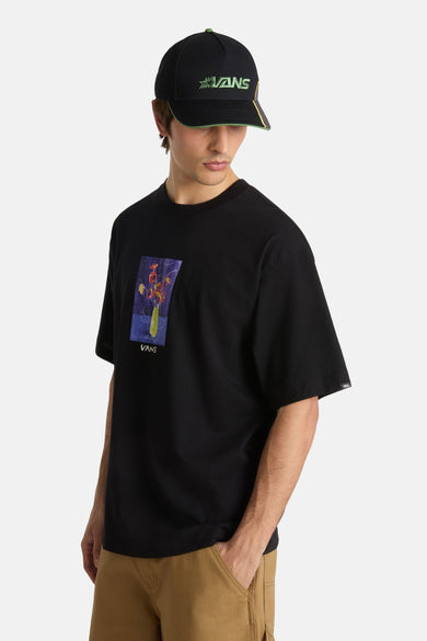 T-shirt noir à manches courtes de VANS "OFF THE WALL", avec une impression de fleurs rectangulaires sur la poitrine.