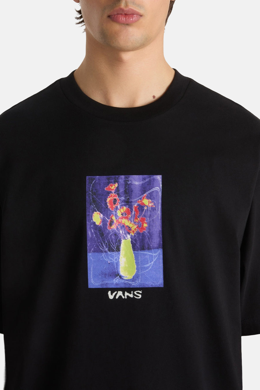 Zwart T-shirt met korte mouwen van Vans, met een grafische bloemenprint.
