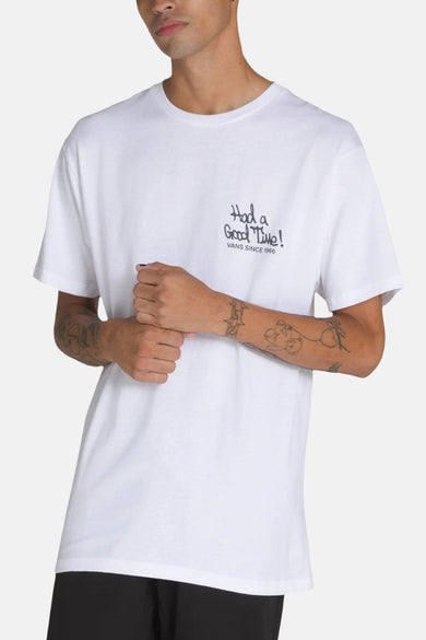 T-shirt blanc à manches courtes de VANS "OFF THE WALL", avec une petite impression noire sur la poitrine.