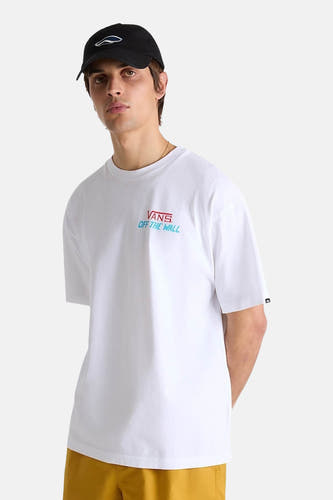Wit T-shirt met korte mouwen van VANS “OFF THE WALL”, met klein logo op de borst en zwarte pet.
