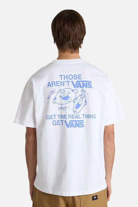 T-shirt blanc à manches courtes de VANS, avec du texte bleu et des images de bandes dessinées sur le dos.