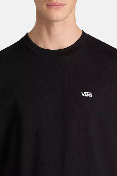 T-shirt noir à manches courtes de Vans, avec petit logo de la marque sur la poitrine.