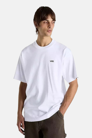 T-shirt blanc à manches courtes de VANS "OFF THE WALL", vu par derrière, porté avec un pantalon marron.