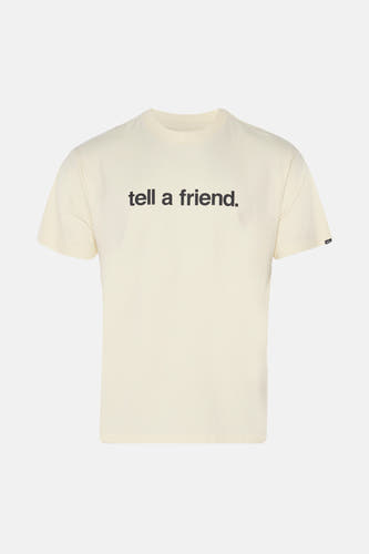 T-shirt jaune à manches courtes de VANS "OFF THE WALL", avec le texte "tell a friend" sur la poitrine.