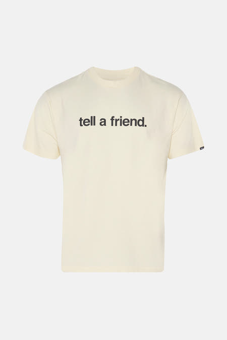 T-shirt jaune à manches courtes de VANS "OFF THE WALL", avec le texte "tell a friend" sur la poitrine.