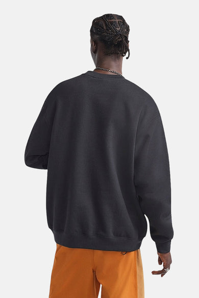 Pull-over noir de VANS "OFF THE WALL", vu de l'arrière, avec des short orange et une chaîne argentée.