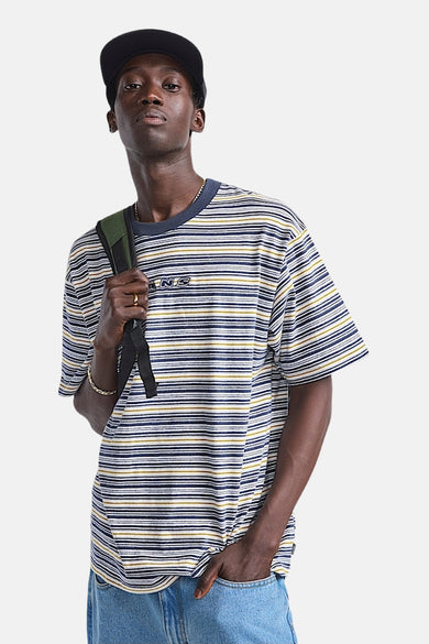 T-shirt bleu à manches courtes de VANS, motif rayé avec des accents dorés et logo sur la poitrine.