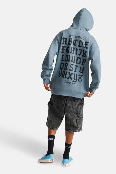 Pull-over gris avec capuche VANS "OFF THE WALL", imprimé d'alphabet sur le dos, associé à des short noirs et des chaussures bleues.