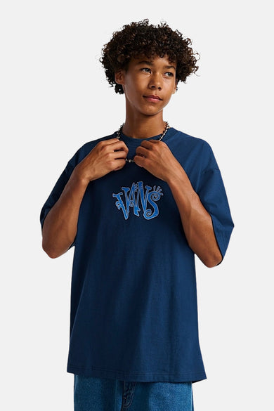 T-shirt bleu à manches courtes de VANS, avec logo sur la poitrine et porté avec une chaîne argentée.