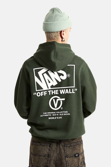 Sweater vert avec capuche Vans "Off The Wall", avec impression de logo blanc sur le dos, porté avec un bonnet tricoté et des jeans foncés.