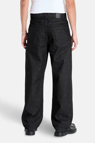 Jean droit noir VANS "OFF THE WALL", vu de dos, avec un t-shirt blanc.