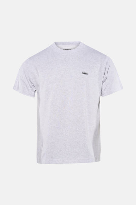 T-shirt gris VANS "OFF THE WALL" à manches courtes, porté avec un jean bleu déchiré et des baskets bleues.