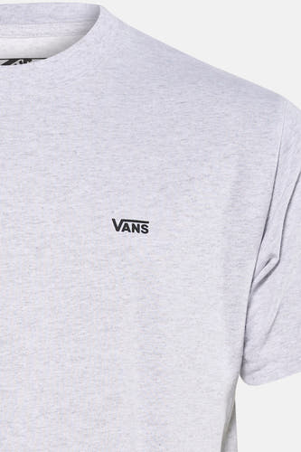 T-shirt gris de Vans, à manches courtes et avec un petit logo noir sur la poitrine.