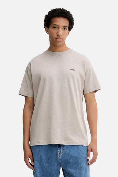 T-shirt beige à manches courtes de Vans, porté avec des jeans denim bleus.