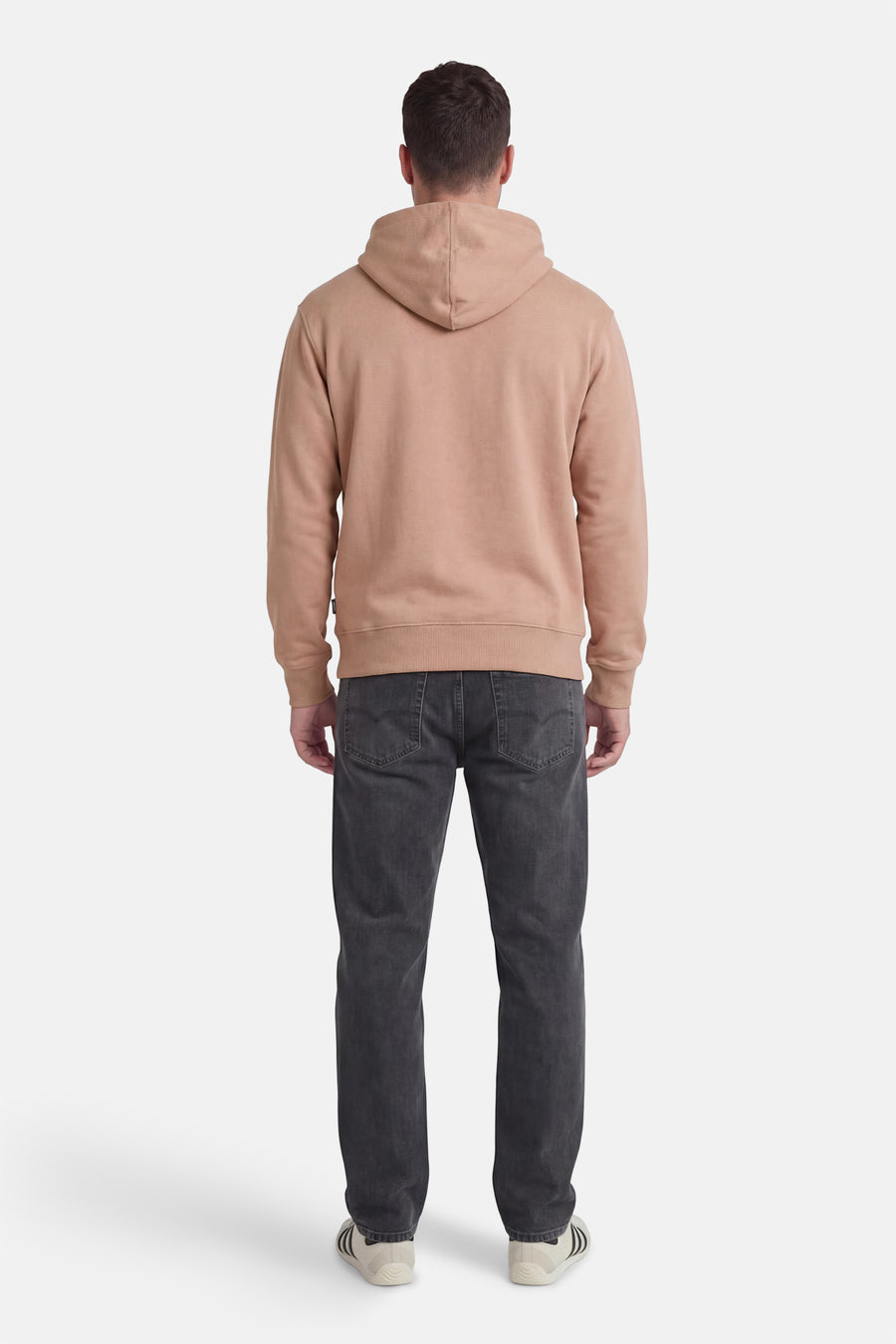 Pull beige à capuche VANS "OFF THE WALL", vu de dos, porté avec un jean gris foncé et des baskets.