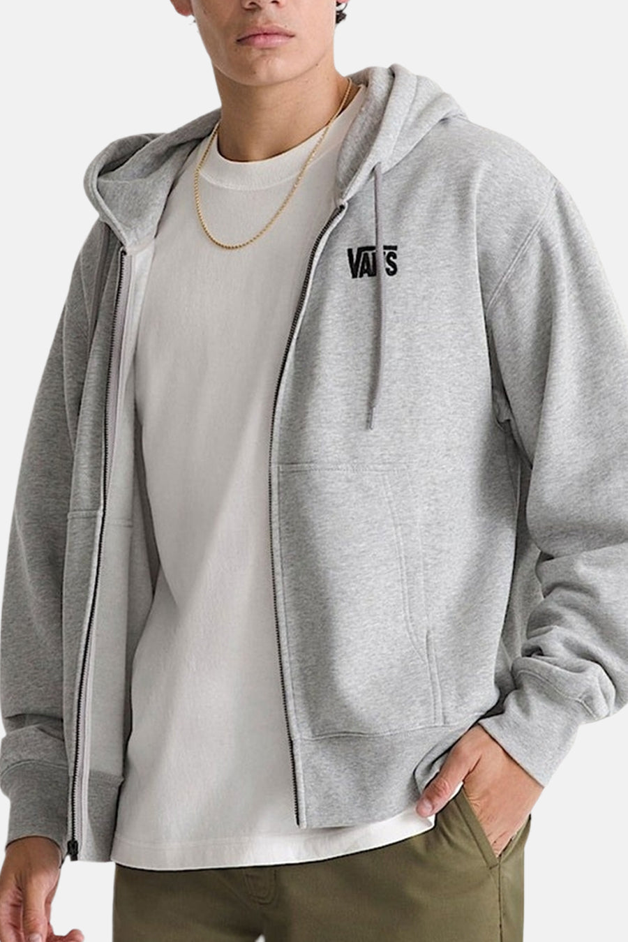 Gilet gris VANS "OFF THE WALL", avec fermeture éclair et capuche, combiné avec un t-shirt blanc et un pantalon kaki.