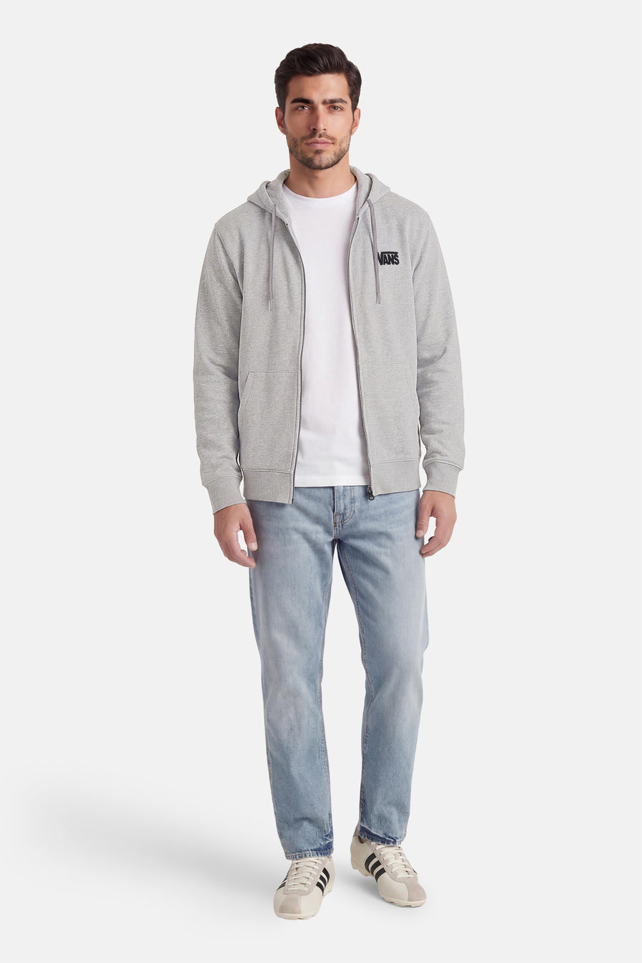 Sweat-shirt gris à fermeture éclair VANS "OFF THE WALL", avec capuche, porté sur un T-shirt blanc et associé à un jean et des baskets.