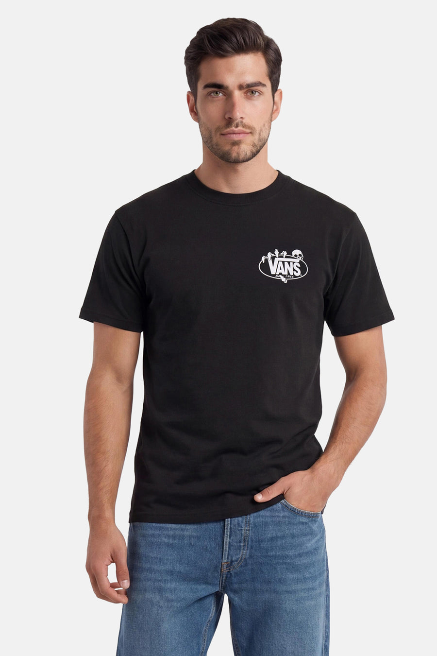 T-shirt noir de VANS avec logo ovale blanc VANS avec squelette, mains et 'Since 1966', porté par un homme en jean.