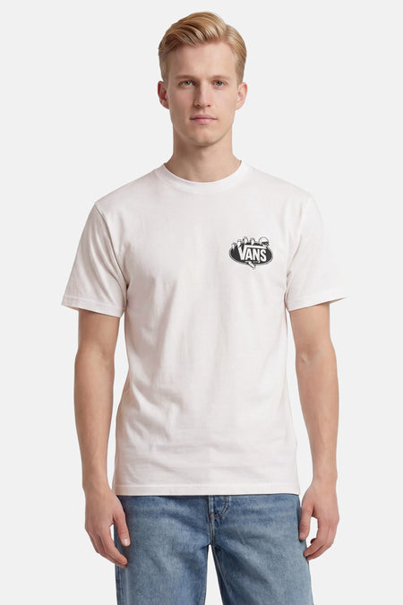 T-shirt blanc Vans avec logo ovale noir de mains squelettiques sur la poitrine, porté par un homme en jean.
