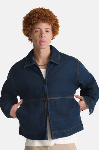 Veste en jean bleu foncé VANS "OFF THE WALL" à manches longues et pantalon beige.