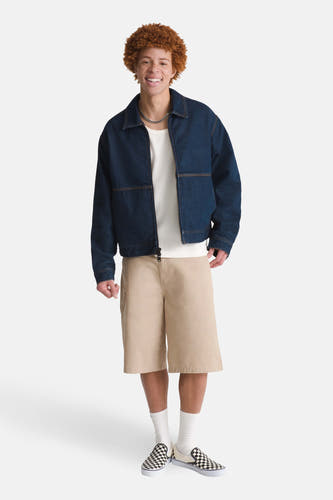 Veste en jean bleu marine VANS "OFF THE WALL", avec short beige, chaussettes blanches et baskets à damier.