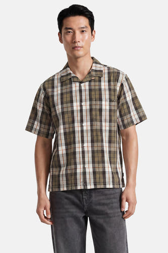Chemise à carreaux multicolore à manches courtes de VANS "OFF THE WALL" avec col à revers, poche poitrine et fermeture boutonnée.