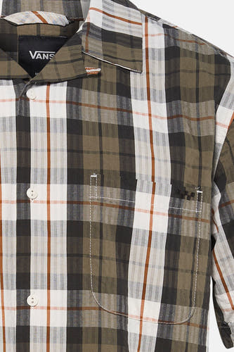 Chemise multicolore à manches courtes de VANS, à motif à carreaux dans des tons terreux, col à revers, poche poitrine avec logo Vans et boutons blancs.