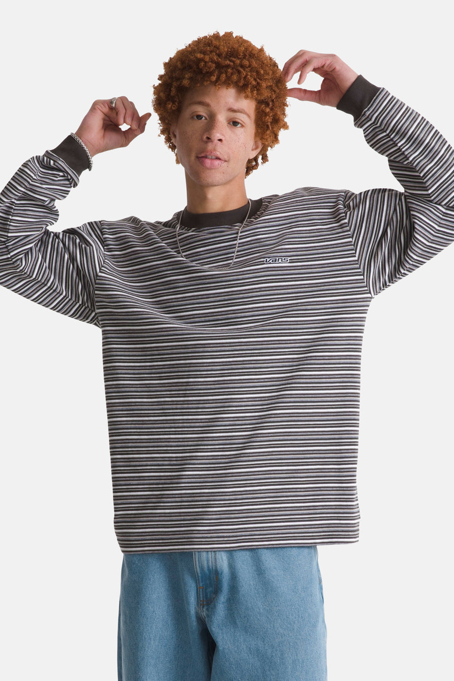 T-shirt Vans multicolore à manches longues, avec rayures horizontales et une chaîne argentée.
