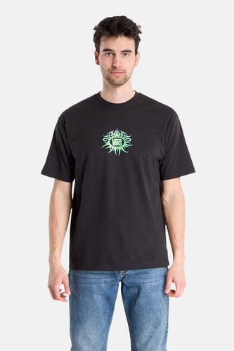 T-shirt noir VANS "OFF THE WALL" avec un imprimé vert dans le dos, associé à un jean bleu.