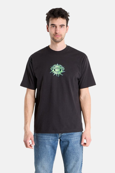 T-shirt noir VANS "OFF THE WALL" avec un imprimé vert dans le dos, associé à un jean bleu.