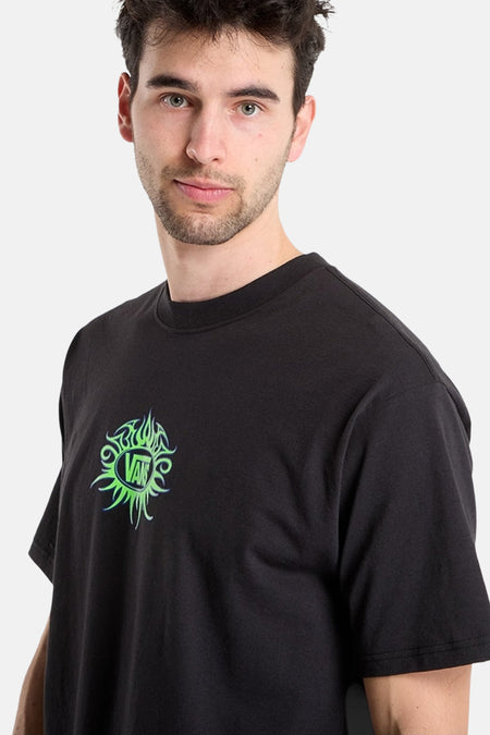 T-shirt noir VANS "OFF THE WALL" avec un imprimé graphique vert sur la poitrine.