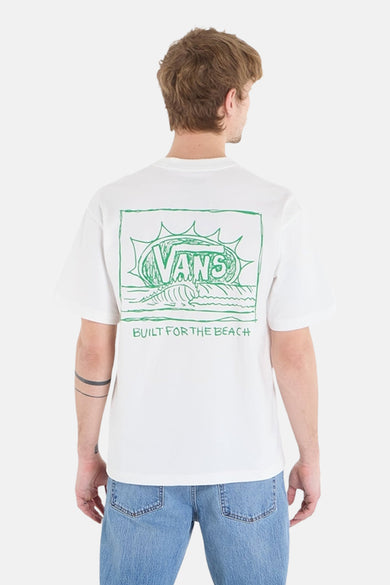 Witte korte mouw T-shirt van VANS met groen logo en zon- en golfprint op rug, back view, model draagt blauwe jeans
