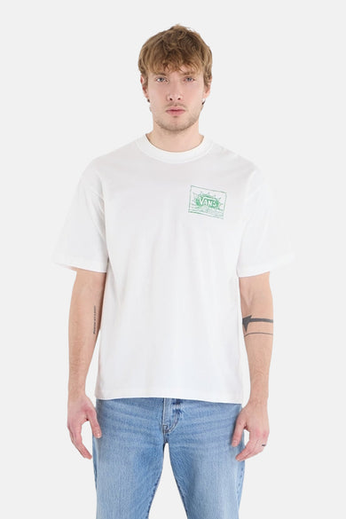 Witte korte mouw T-shirt van VANS met groen logo op borst, gedragen door model in lifestyle shot
