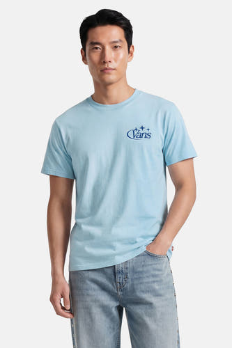T-shirt bleu clair de Vans avec un logo bleu foncé et des étoiles sur la poitrine.