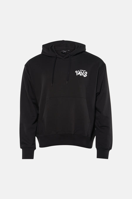 Sweat à capuche noir VANS "OFF THE WALL", avec logo blanc sur la poitrine, combiné avec un jean gris et des baskets en daim.