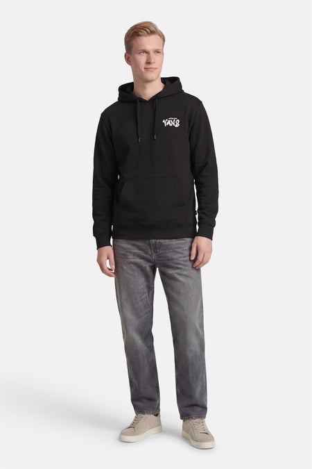 Zwarte sweater met kap van VANS “OFF THE WALL”, met wit logo op de borst, gecombineerd met grijze jeans en suède sneakers.
