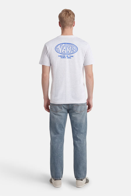 T-shirt gris VANS "OFF THE WALL" avec un imprimé bleu dans le dos, porté avec un jean bleu et des baskets blanches.