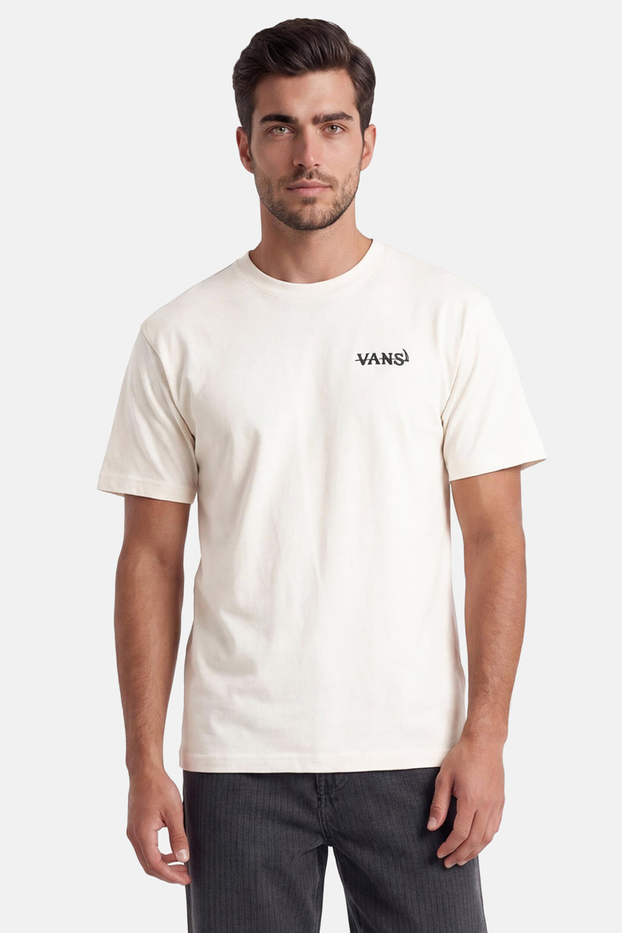 T-shirt écru de VANS avec un petit logo noir sur la poitrine gauche, porté par un homme.