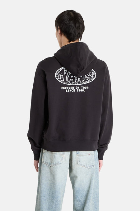 Gilet noir VANS "OFF THE WALL", avec fermeture éclair et poches latérales, porté sur un jean bleu clair.
