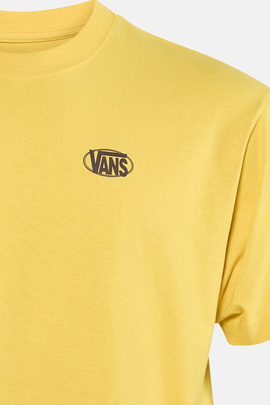 T-shirt jaune de Vans, avec un petit logo sur la poitrine et des manches courtes.