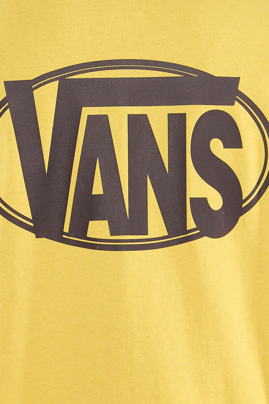 T-shirt jaune de Vans, avec un logo ovale sur la poitrine.