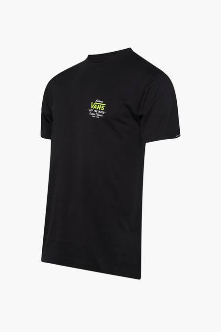 T-shirt noir VANS "OFF THE WALL", avec une petite impression de logo vert sur la poitrine.
